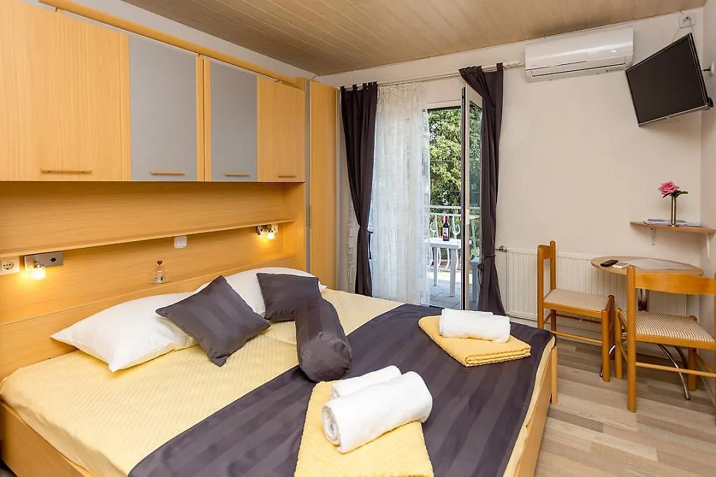 Lanterna Rooms Turanj Guest house
