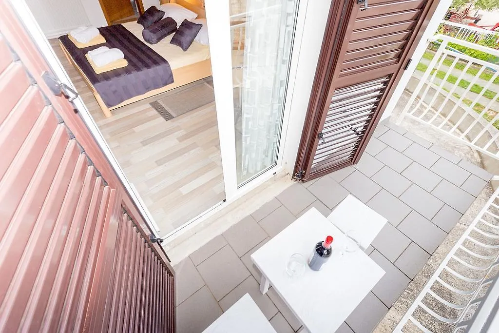 Lanterna Rooms Turanj