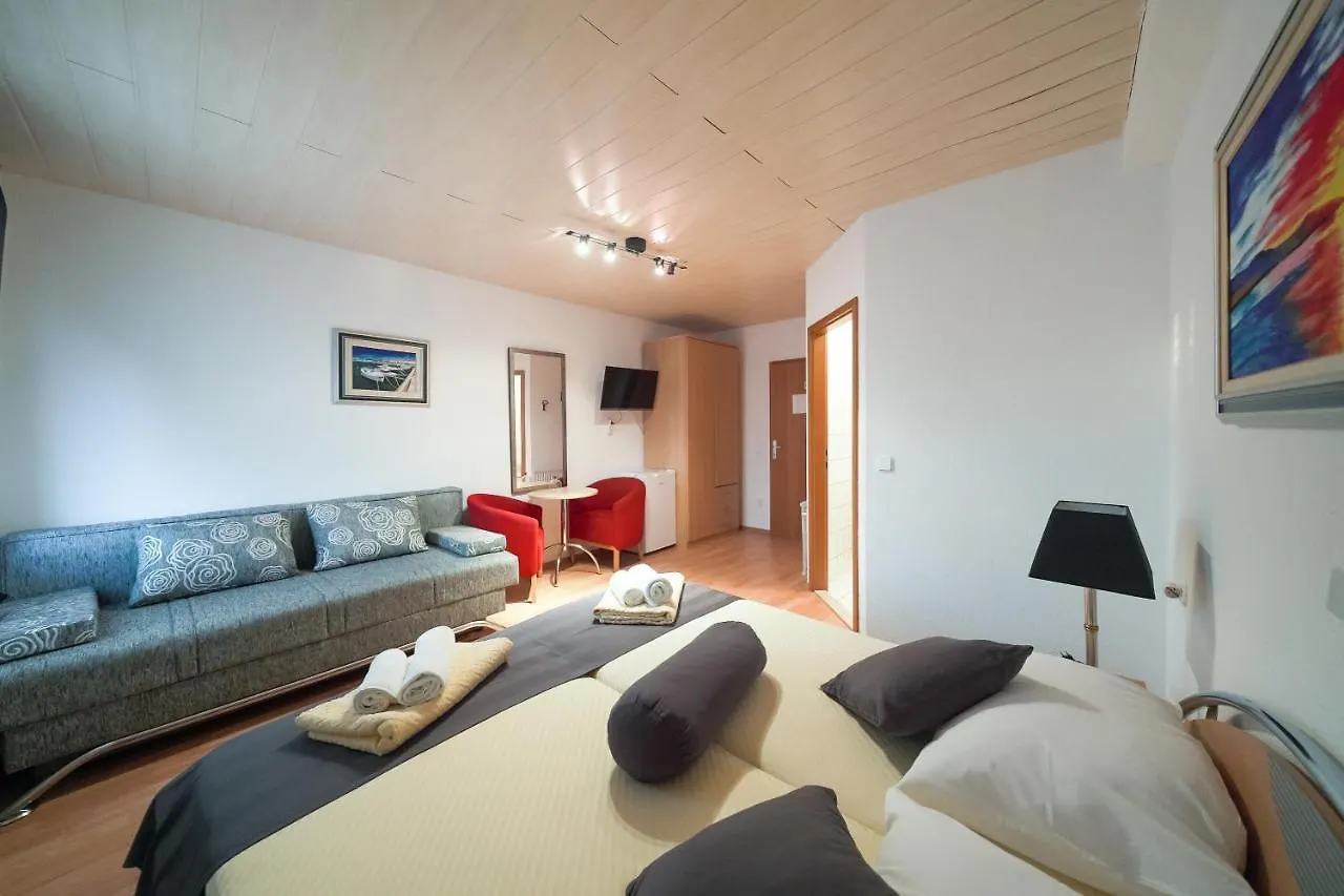 Lanterna Rooms Turanj 3*,