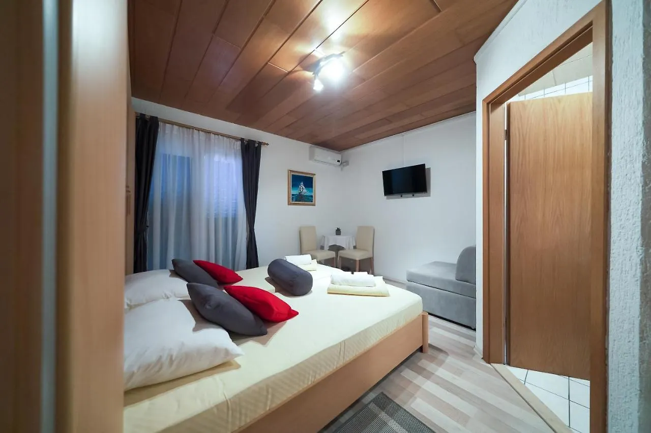 Lanterna Rooms Turanj