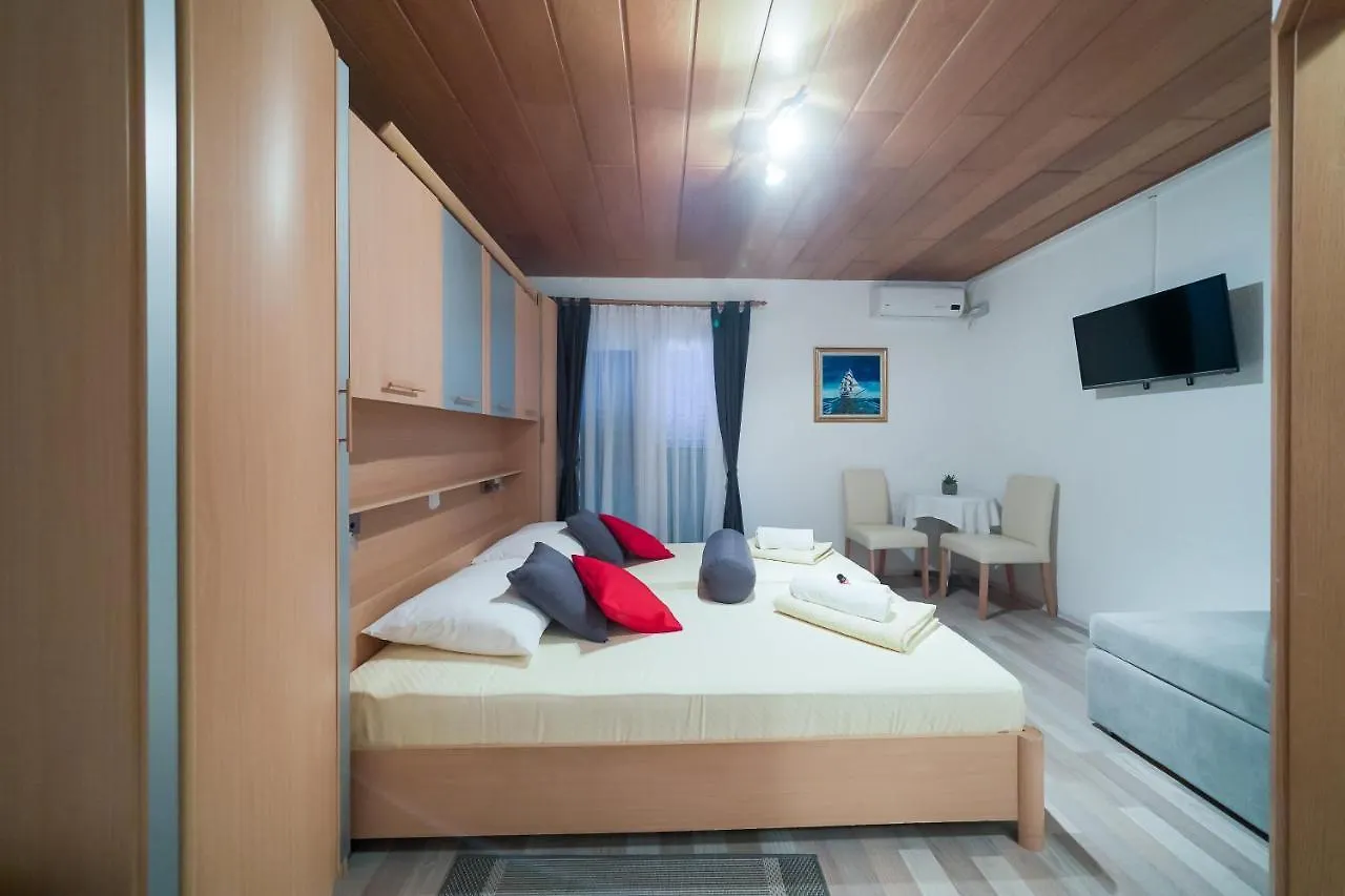Lanterna Rooms Turanj Vendégház