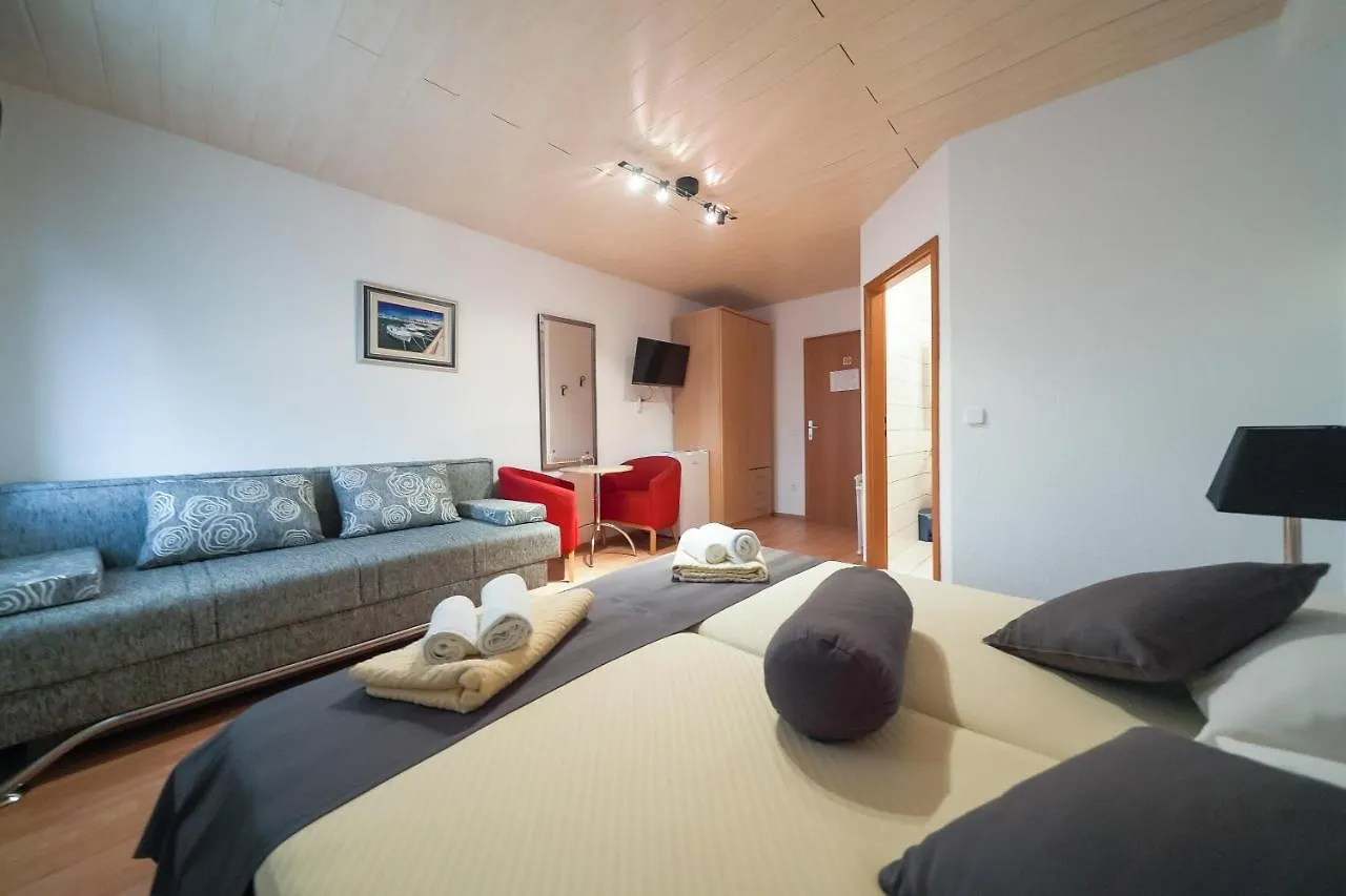 Lanterna Rooms Turanj 3*,